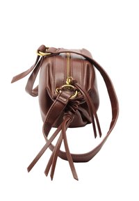 Brązowa skórzana torba o zaokrąglonym kształcie, ze złotymi elementami, zamknięciem na zamek błyskawiczny i długimi, cienkimi paskami. Posiada marszczone detale u podstawy.