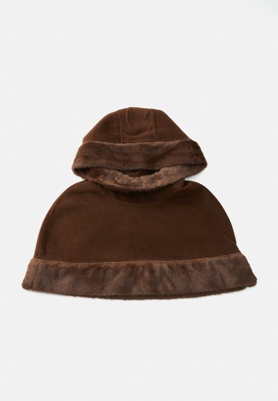 Cappa con cappuccio in lana marrone, con un morbido bordo in pelliccia lungo l'apertura del cappuccio e il bordo inferiore, distesa su uno sfondo bianco.