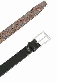 Ledergürtel mit einem schwarzen, glatten Riemen und einer rechteckigen silbernen Schnalle, begleitet von einem Stoffriemen mit Paisley-Muster in Burgunderrot und Blau.