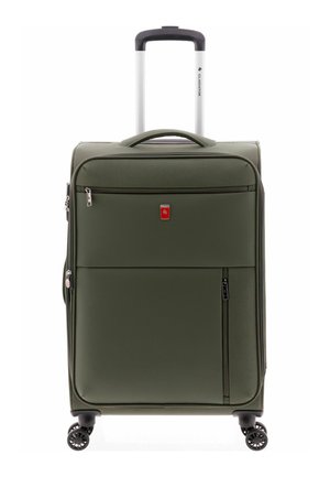 Maleta blanda verde con asa telescópica extendida, bolsillos delanteros con cremallera, asa lateral y cuatro ruedas giratorias.