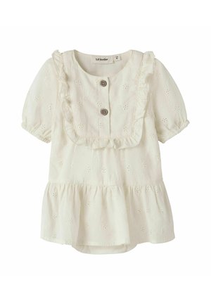 Vestido de bebé color crema con mangas cortas abullonadas, tela de ojales, delantal con volantes en el frente, dos botones marrones y dobladillo fruncido en la falda.