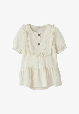 Baby kjole i cremefarvet med korte pufærmer, hulmønsterstof, flæset bryststykke foran, to brune knapper og opsamlet nederdelssøm.