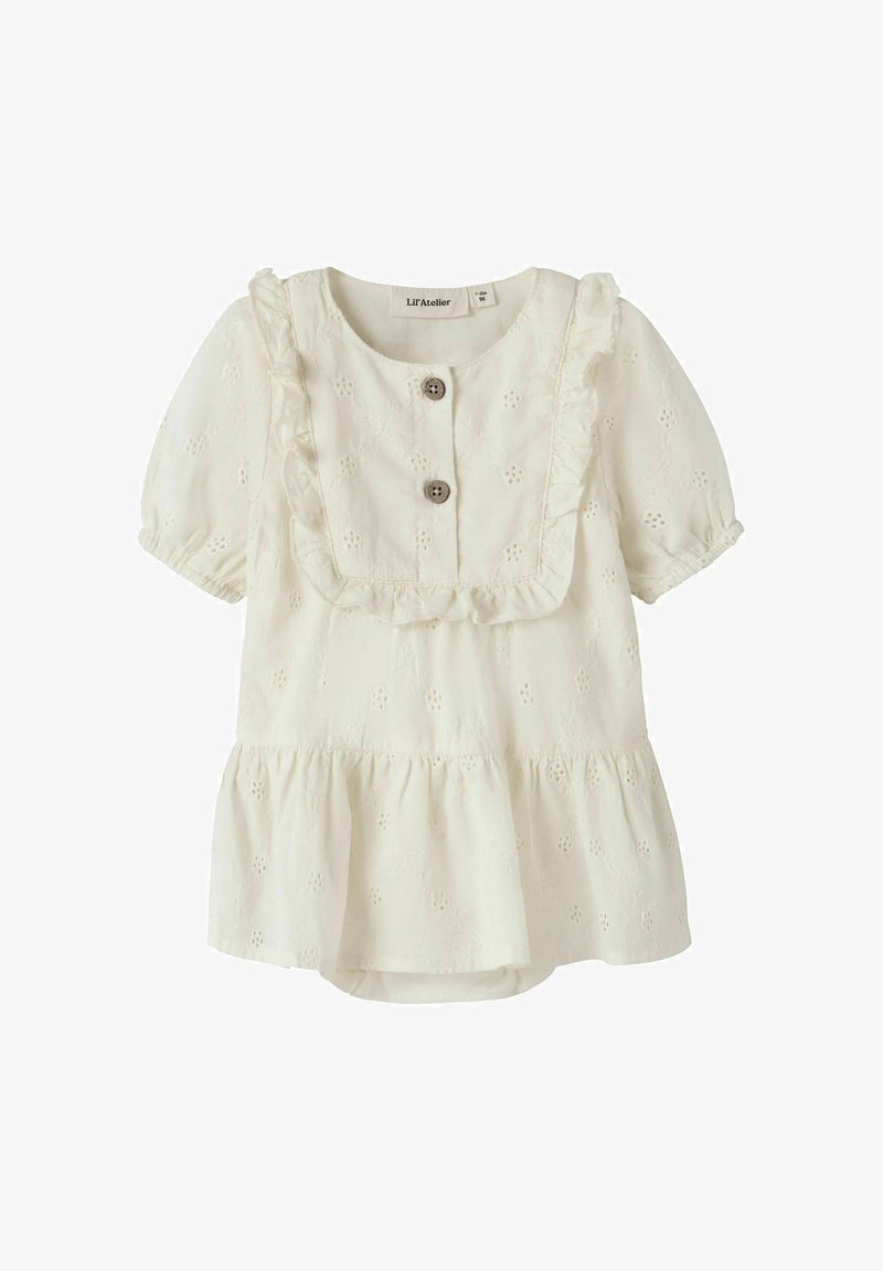 Baby šaty krémovej farby s krátkymi balónovými rukávmi, dierkovaným materiálom, volánikmi na prsnom dielci, dvoma hnedými gombíkmi a zoskupeným lemom sukne.