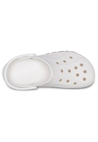 Białe klapki slip-on z wieloma otworami wentylacyjnymi i paskiem na pięcie, zaprojektowane z myślą o swobodnym i komfortowym noszeniu.