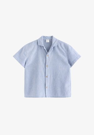 Lyseblå kortærmet skjorte med knapper, camp-krave og fire beige knapper ned foran på en hvid baggrund.