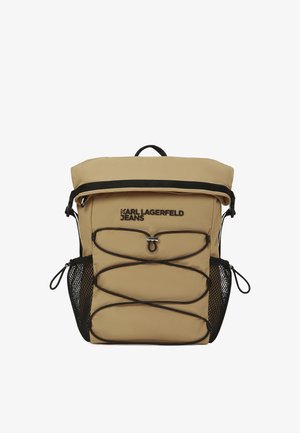 Beige Nylon-Rucksack mit Rolltop-Design, schwarzen Akzenten, äußeren Netzfächern und dekorativer Schnürung. Logo: "KARL LAGERFELD JEANS."