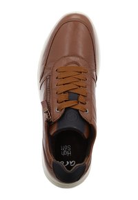 Brauner Ledersneaker mit strukturierter Oberfläche, runder Spitze, braunen Schnürsenkeln, seitlichem Reißverschluss und kontrastierenden marineblauen Akzenten an Ferse und Zunge.