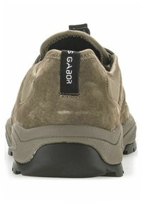 Braune Wildleder-Wanderschuhe mit verstärktem Absatz, strukturiertem Gummisohle und einem schwarzen Zugtab mit "Gabor"-Logo auf der Rückseite.