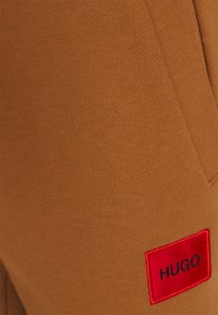 HUGO DOAK - Calças de fato de treino - medium brown