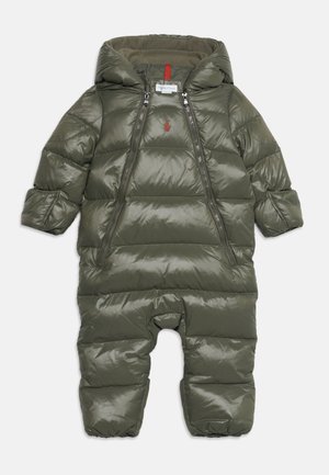 Olijfgroene gewatteerde baby skipak met capuchon, twee frontritsen en een klein rood geborduurd logo op de borst.