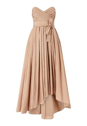 Abito senza spalline di rosa polveroso con un corpino aderente, gonna plissettata e una cintura annodata. Il tessuto appare liscio con una leggera lucentezza.