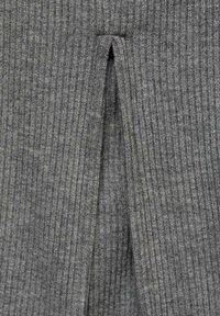 Tessuto grigio a coste con un motivo verticale, caratterizzato da un dettaglio con una fessura centrale. Texture morbida con lievi variazioni di tonalità.