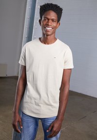 Tommy Jeans SLIM JASPE CREW NECK - Basic póló - savannah sand