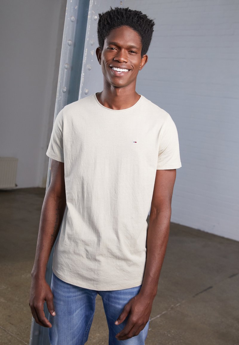 Tommy Jeans SLIM JASPE CREW NECK - Basic póló - savannah sand