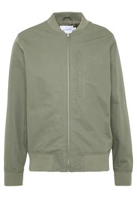 Oliwkowa bomberka wykonana z mieszanki bawełny. Posiada zamek z przodu, ściągacze na mankietach oraz kieszeń naszywaną na piersi. Gładka tekstura.