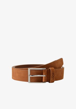 Bruine geperforeerde leren riem met zilverkleurige rechthoekige gesp en "JOOP!" geperst op de riemlus, plat opgerold op een witte achtergrond.