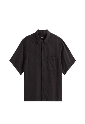 Camisa negra de manga corta con botones, confeccionada con tela ligera, que incluye un pequeño bolsillo y un sutil patrón de cuadros.