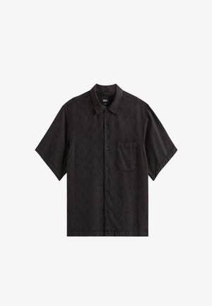 Camisa negra de manga corta con botones, confeccionada con tela ligera, que incluye un pequeño bolsillo y un sutil patrón de cuadros.