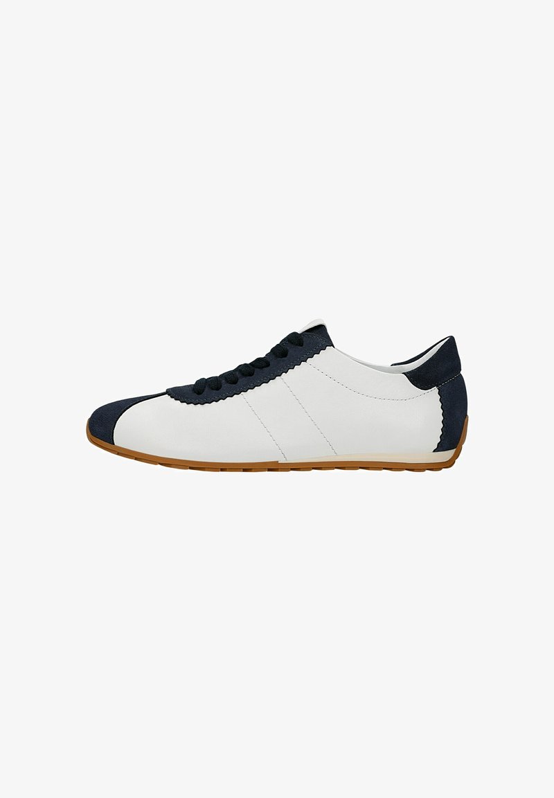 Baskets blanches profil bas avec bout, talon et zone des lacets en daim noir, lacets noirs et semelle en caoutchouc marron.