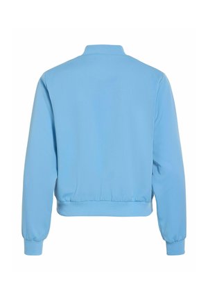 Chaqueta de manga larga azul claro con puños, cuello y cinturilla acanalados, vista desde atrás sobre un fondo blanco.