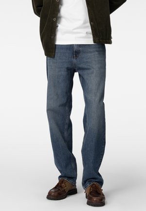 Blå denimjeans med rett benpassform, klassisk fem-lommers design, subtile sømdetaljer og litt falmet tekstur.