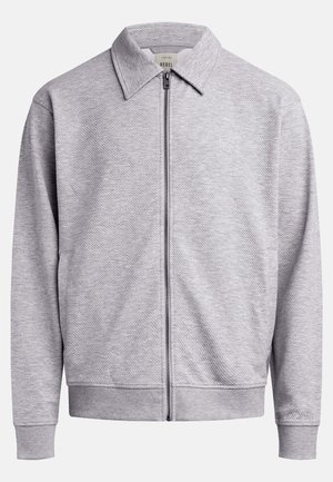 Grå zip-up jakke med teksturert strikkedesign, klassisk krage og ribbestrikkede mansjetter og hem. Har to sidelommer.