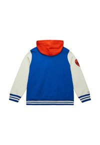 Kapuzensweatshirt in Blau mit orangefarbener Kapuze, weißen Ärmeln und gestreiften Bündchen. Verfügt über ein Logo am linken Arm und einen strukturierten Stoff.