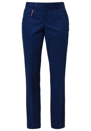 Pantalon bleu marine avec une texture lisse, coupe droite, poche zippée et tirette de zip en contraste marron. Coupe ajustée avec des plis repassés.