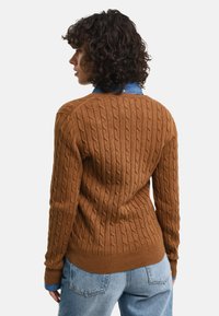 GANT CABLE V NECK - Strickpullover - cacao