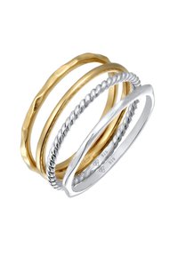 Vier Ringe übereinander gestapelt: ein strukturierter goldener Ring, ein glatter goldener Ring, ein gedrehter silberner Ring und ein polierter silberner Ring. Die silbernen Ringe sind mit 92,5 gekennzeichnet.