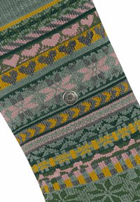 Dzianina z subtelnymi wzorami w odcieniach zieleni, różu, żółci i szarości; zawiera motywy kwiatowe i serca z metalicznym detalem logo.