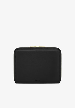 Musta nahkainen suorakaiteen muotoinen lompakko, jossa on kultainen kaksoisvetoketju ja hillitty "BOSS"-logo painettuna etukeskelle.