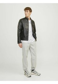 Jack & Jones JCOSTAGGER TEE SS CREW NECK - T-shirt con stampa - white