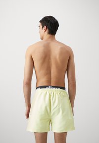 Ellesse TEYNOR - Badeshorts - light  yellow