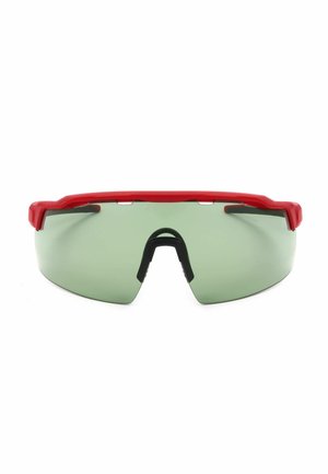 Occhiali da sole sportivi con lente verde chiaro e montatura avvolgente rossa, con ponte nasale nero regolabile, mostrati frontalmente.