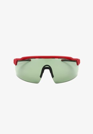 Occhiali da sole sportivi con lente verde chiaro e montatura avvolgente rossa, con ponte nasale nero regolabile, mostrati frontalmente.