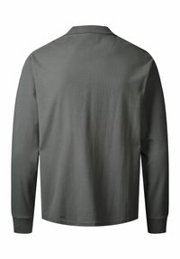 Pikad varrukad tumehallist tekstuuriga riidest särgil, millel on klassikaline krae ja soonikkoes mansetid istuva silueti jaoks.