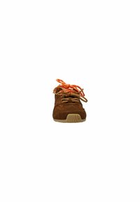 Bruine suede sneakers met oranje veters, met een ronde neus, een gestructureerde bovenkant en een beige rubberen zool.