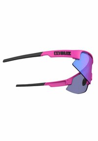 Occhiali da sole sportivi con montatura rosa brillante e aste nere, dotati di grandi lenti blu curve e un design elegante e aerodinamico.
