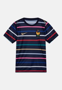 Camiseta deportiva de manga corta de color azul marino con rayas horizontales en rojo, rosa, azul y verde. Incluye un logo dorado de Nike y un emblema de gallo.
