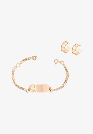 Goudkleurige armband met hondvormige bedel en bijpassende open manchet oorbellen met verticaal balkontwerp op een witte achtergrond.