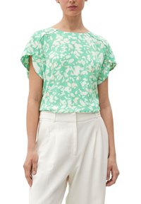 Kurzärmlige, mintgrüne Bluse mit einem floralen Muster in Weiß und Creme, die einen entspannten Schnitt und eine leichte Drapierung an den Schultern aufweist.