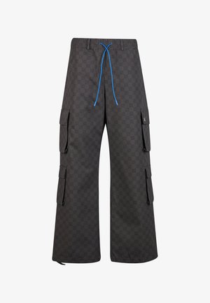 Lange cargo bukser i sort stof med mønster. Har overdimensionerede lommer, elastisk talje, blå snor og ankler.