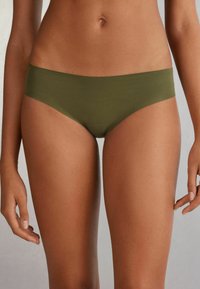 Olivgrüne Bikini-Höschen mit nahtlosem Design. Hergestellt aus weichem, dehnbarem Material, mit niedriger Taille und glatter Textur.