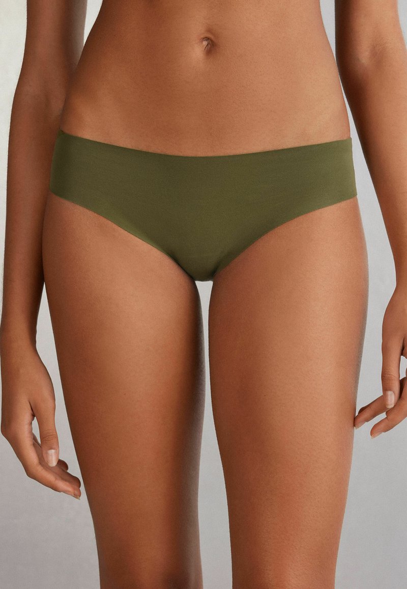 Olivgrüne Bikini-Höschen mit nahtlosem Design. Hergestellt aus weichem, dehnbarem Material, mit niedriger Taille und glatter Textur.
