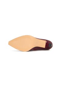 Scarpa in pelle bordeaux con punta affusolata, dalla texture liscia e suola in gomma beige. Presenta dettagli in rilievo sottili sulla tomaia.