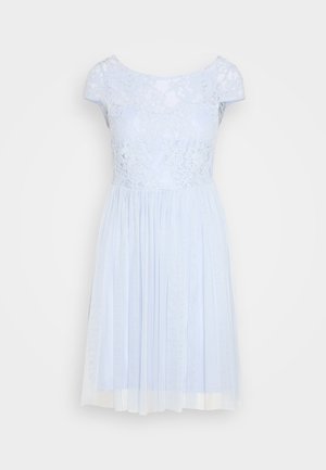 Hellblaues knielanges Kleid mit Spitzenblüten-Körperteil, kurzen Ärmeln und plissiertem Chiffonrock vor weißem Hintergrund.