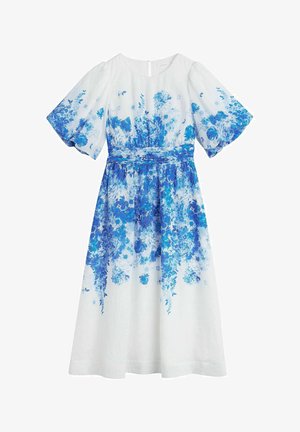 Robe midi blanche avec manches courtes bouffantes et imprimé floral bleu concentré aux manches, à la taille et à l'ourlet de la jupe.