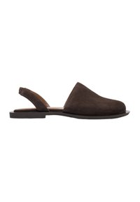 Bruine suède slingback schoen met een platte zool, ronde neus, minimalistisch ontwerp en een open achterkant voor gemakkelijk aan- en uittrekken.