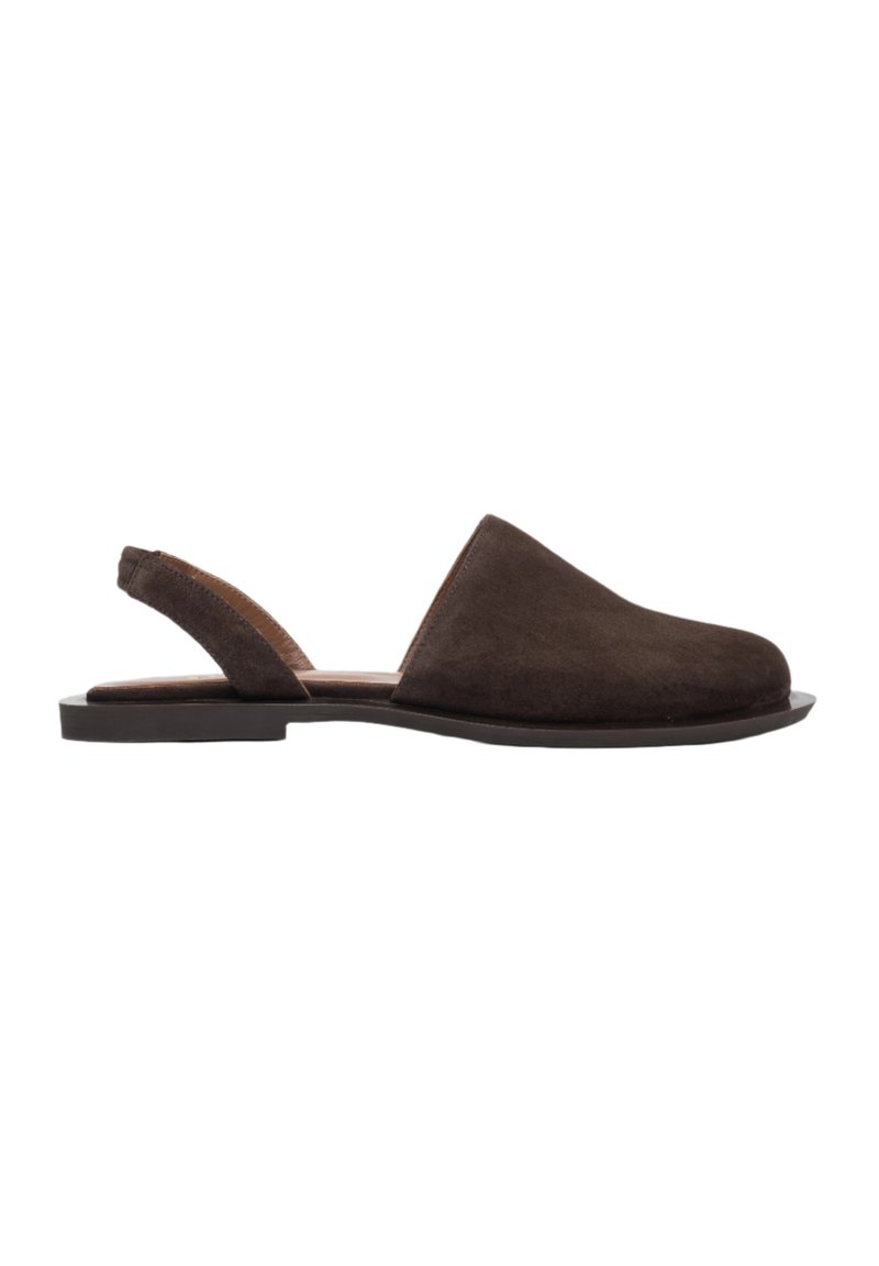 Bruine suède slingback schoen met een platte zool, ronde neus, minimalistisch ontwerp en een open achterkant voor gemakkelijk aan- en uittrekken.